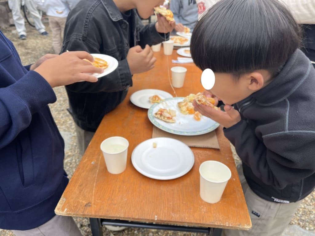 ピザを食べる