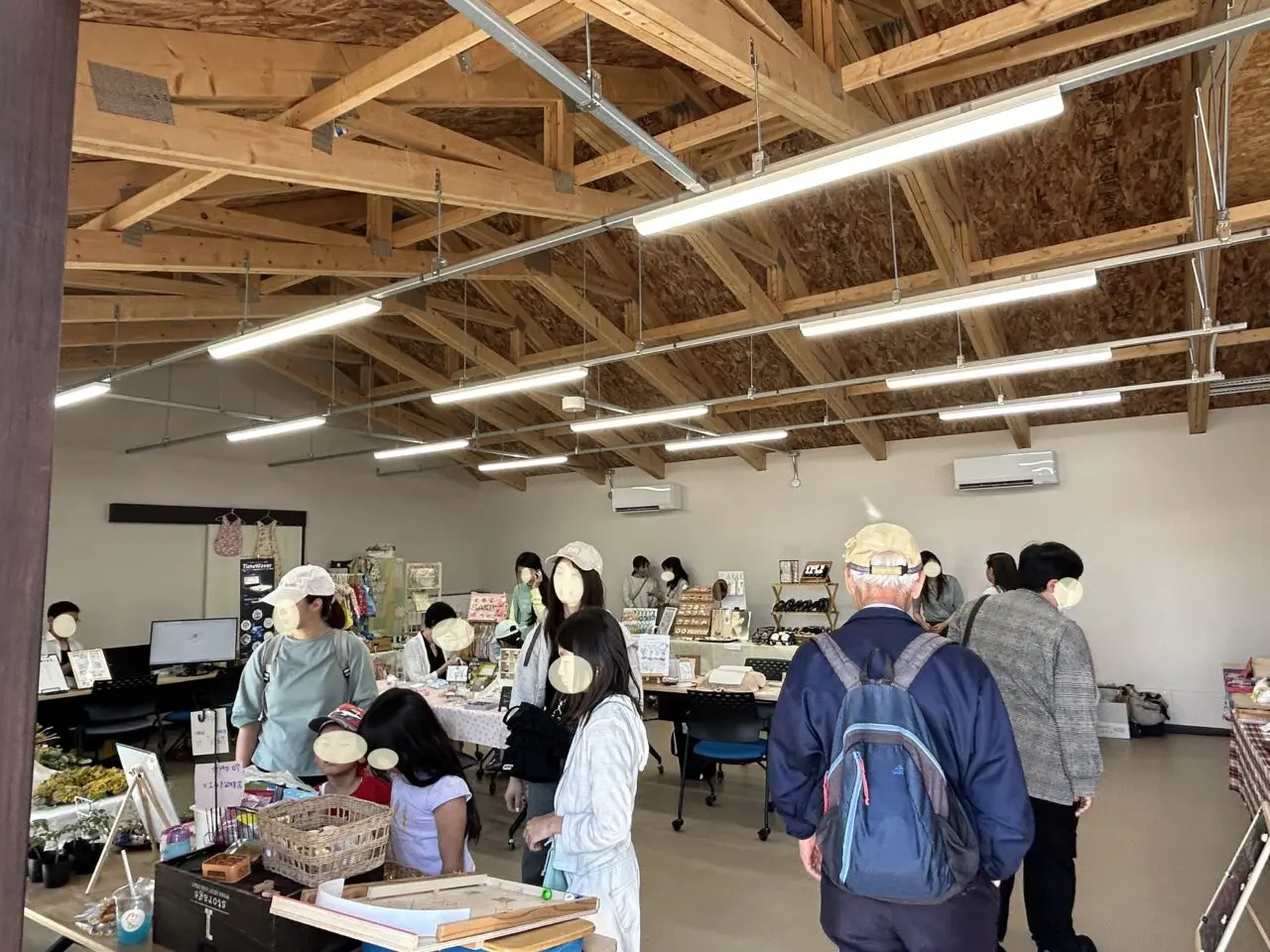室内のマルシェの様子
