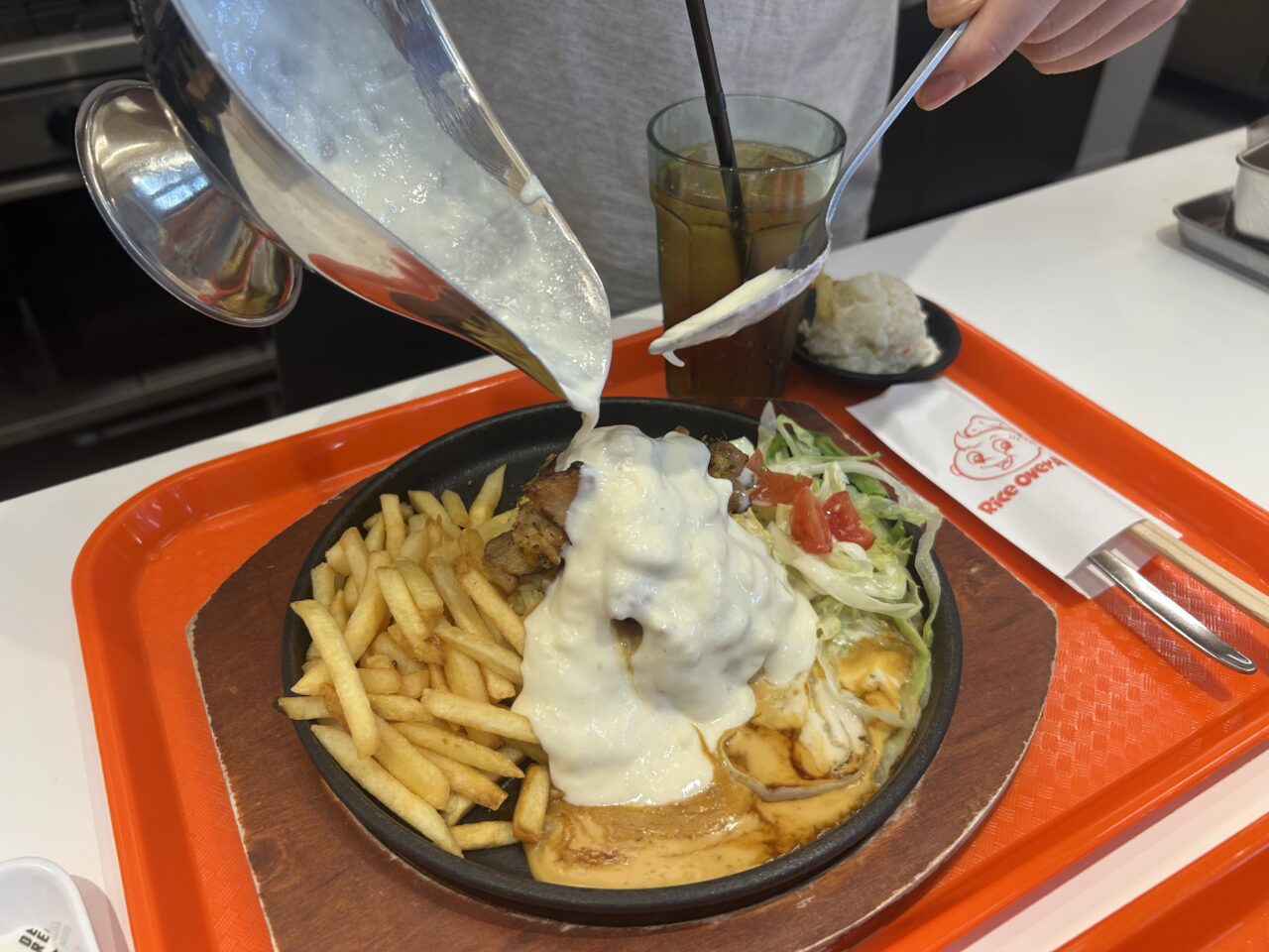 チーズをかける