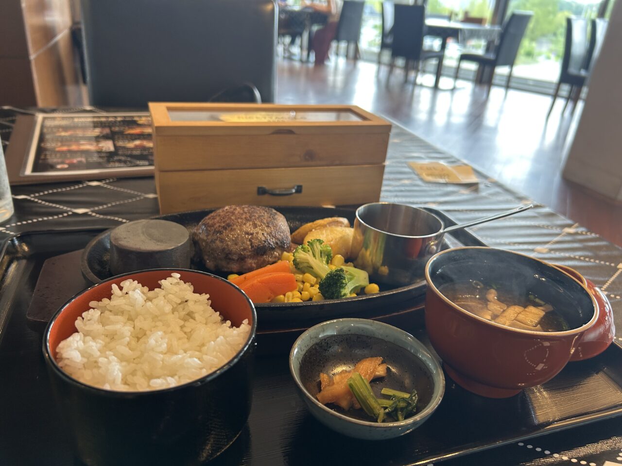 ハンバーグ定食